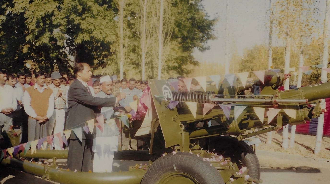 Unveiling a field gun on display